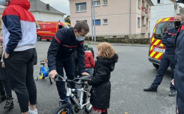 L'association Du papier pour l’enfance et les pompiers offrent des vélos : un si joli cadeau de Noël !