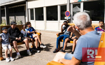 Les jeunes des Hauts-de-Vallières ont fabriqué des bancs pour le quartier.  Photo Hugo Azmani