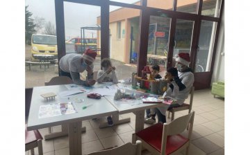 Des étudiants organisent une journée de Noël solidaire pour les enfants de La Versée