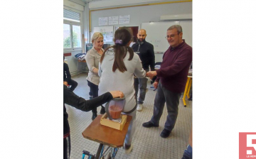 Au collège, les élèves préparent des smoothies en faisant du vélo