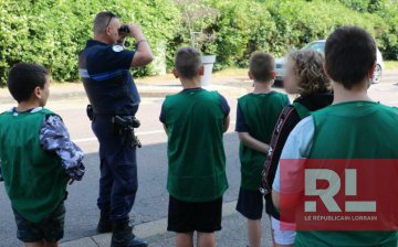 Christophe Lauer, responsable du dispositif de la police intercommunale de Woippy, a montré aux jeunes du Ditep Le Château, à Lorry-lès-Metz, la façon exacte de se servir du cinémomètre .