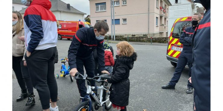 L'association Du papier pour l’enfance et les pompiers offrent des vélos : un si joli cadeau de Noël !