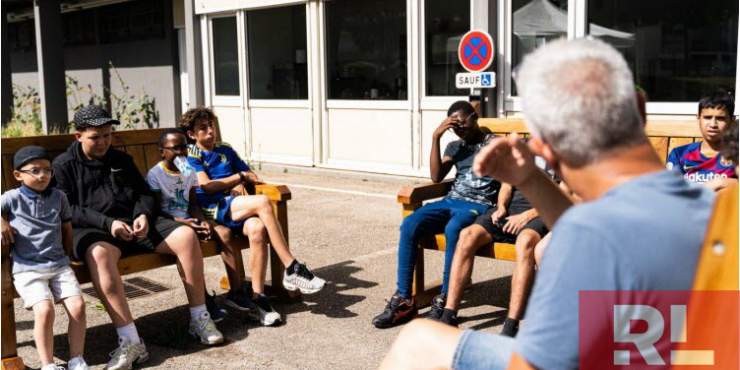 Les jeunes des Hauts-de-Vallières ont fabriqué des bancs pour le quartier.  Photo Hugo Azmani