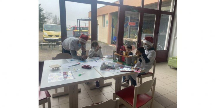 Des étudiants organisent une journée de Noël solidaire pour les enfants de La Versée