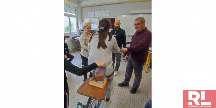 Au collège, les élèves préparent des smoothies en faisant du vélo