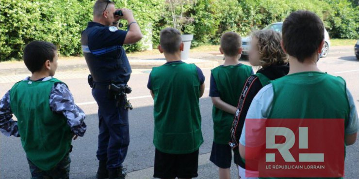 Christophe Lauer, responsable du dispositif de la police intercommunale de Woippy, a montré aux jeunes du Ditep Le Château, à Lorry-lès-Metz, la façon exacte de se servir du cinémomètre .